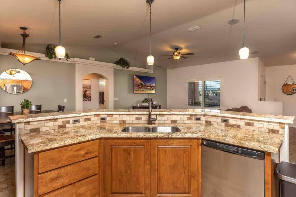 Hot Tub . Spacious . Pets . Central . Boat Parking Lake Havasu City Exterior photo