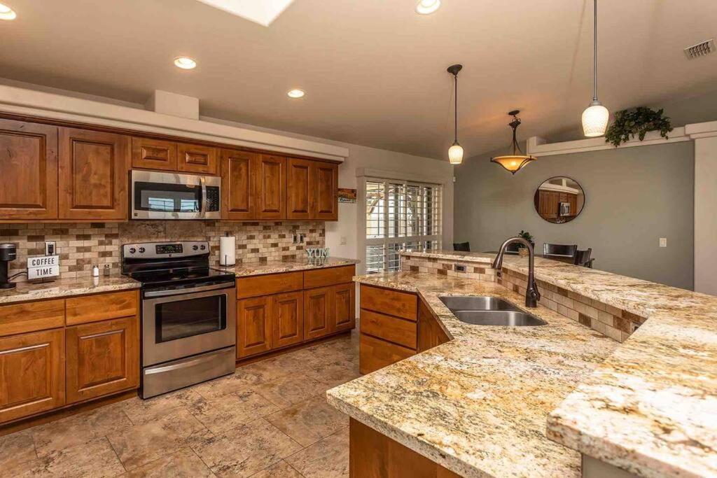 Hot Tub . Spacious . Pets . Central . Boat Parking Lake Havasu City Exterior photo