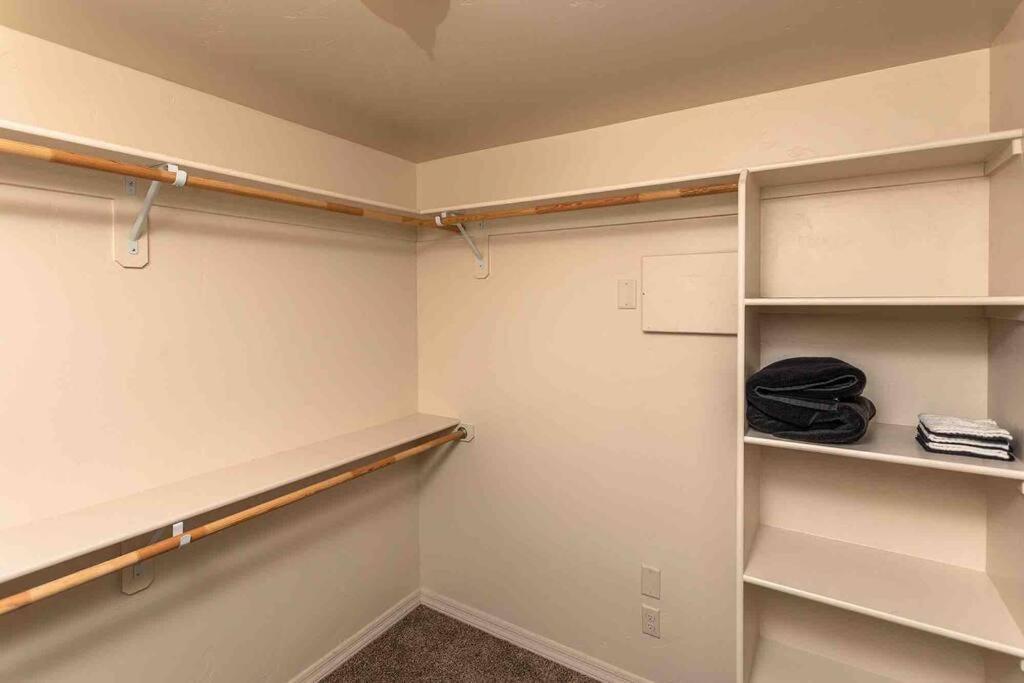 Hot Tub . Spacious . Pets . Central . Boat Parking Lake Havasu City Exterior photo
